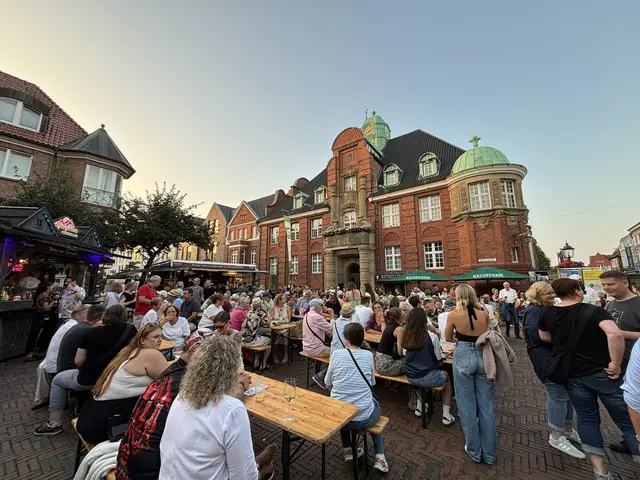 Bestes Wetter und volle Bänke beim Weinfest am Rathausplatz | Foto: pau