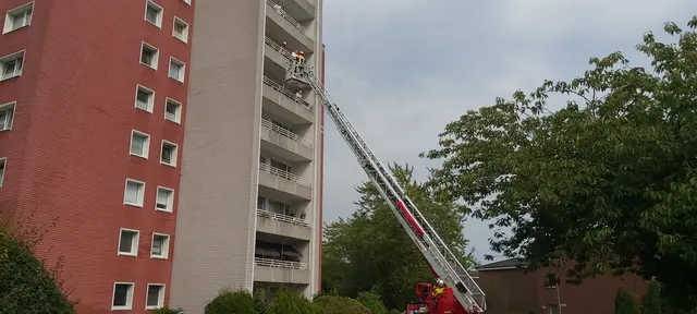 Mit einer Drehleiter erreichten die Einsatzkräfte die Bewohner  | Foto: Feuerwehr Seevetal