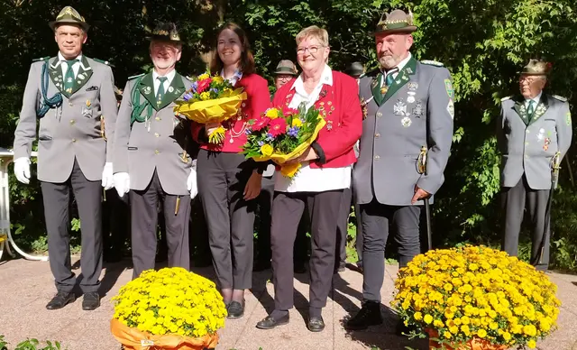 Proklamation der Damenkönigin, Schaffer Olaf Schröder, Schaffer Gunter Oppermann, Adjutantin Lara-Michelle Beuster, Damenkönigin Gabi Hartzmann, Kommandeur Peter Kasteinke, im Hintergrund Ehrenkommandeur Wilhelm Rulfs | Foto: SK Winsen