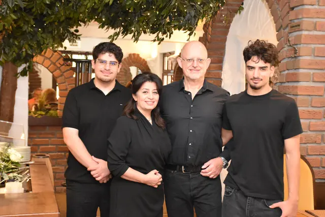 Familie Wildenhain vom Restaurant Bosna in Buchholz-Steinbeck freut sich, das Jubiläum mit netten Gästen feiern zu dürfen  | Foto: Axel-Holger Haase