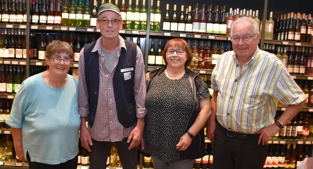 Hanne-Lore Subey (li.) und ihr Mann Wilhelm Subey (re.) gratulieren Marita und Jürgen Reinholz zu 50 Jahren Tätigkeit im Unternehmen  | Foto: Axel-Holger Haase