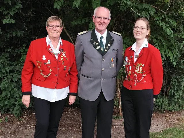 Damenkönigin Gabi Hartzmann, 1. Vorsitzender Olaf von Appen, Adjutantin Lara-Michelle Beuster | Foto: SK Winsen