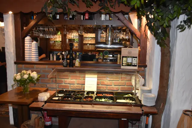 An der reichhaltigen Salatbar kann sich der Kunde bedienen | Foto: Axel-Holger Haase