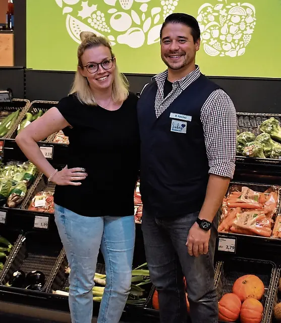 Marktinhaberin Catharina Subey und ihr Mann und Marktleiter Miguel Sanchez freuen sich auf die beiden Aktionstage  | Foto: Axel-Holger Haase