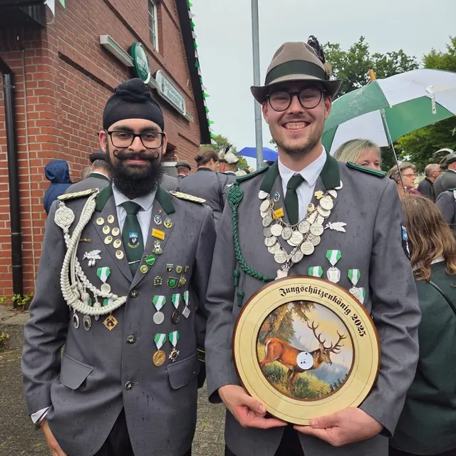 Jungschützenkönig Tom Heuer (re.) mit Adjutant Mani Singh. Der zweite Adjutant Arian Fissler ist nicht auf dem Bild | Foto: Schützenverein Ramelsloh