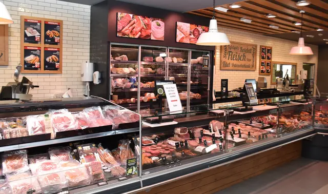 Die bestens sortierte Fleisch- und Wurstbedientheke an der Soltauer Straße 85 | Foto: Axel-Holger Haase