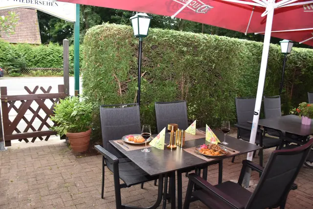 Im Biergarten lässt es sich bei schönem Wetter herrlich entspannen und genießen | Foto: Axel-Holger Haase