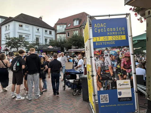 Ein Schuld verweist schon auf das große Event am Sonntag: Die ADAC Cyclassics Hamburg starten in Buxtehude | Foto: pau