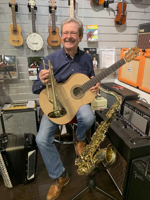 Musikalischer Alleskönner: Godehardt Schönherr schließt jetzt das Musikhaus Beechwood  | Foto: Beechwood