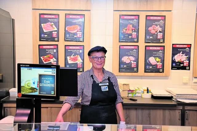 Anja Schneider ist an der Fleisch-Bedientheke tätig und empfiehlt auf Wunsch die passende Fleisch- und Wurstspezialität | Foto: Axel-Holger Haase