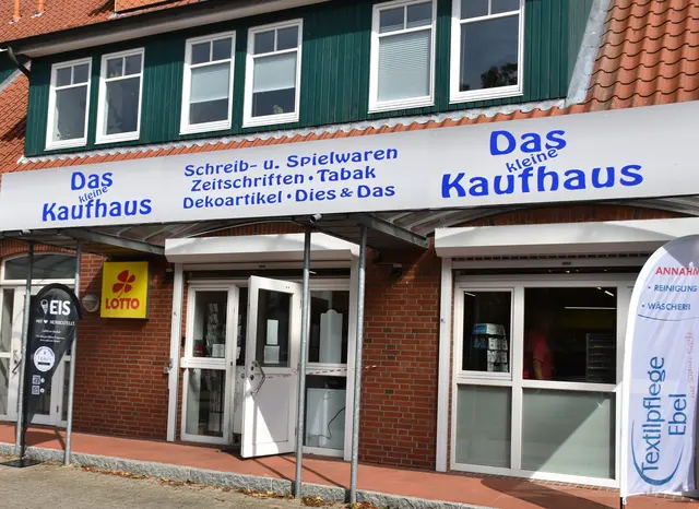 Das "Kleine Kaufhaus" im Herzen von Hollenstedt (Hauptstraße 3) bietet seinen Kunden neben Zeitungen, Lotto und Toto auch Deko- und Geschenkartikel  | Foto: Axel-Holger Haase