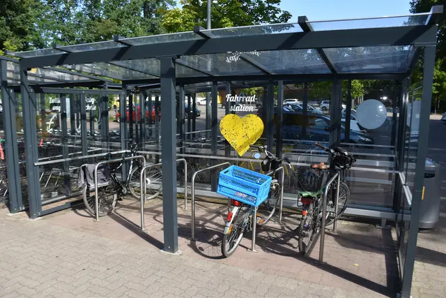 An der Hamburger Straße 83 können Fahrräder beim Edeka-Markt Subey wettergeschützt untergestellt werden  | Foto: Axel-Holger Haase