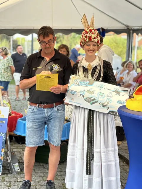 Moderator Peter Osse und die Blütenkönigin | Foto: Lions Club Das Alte Land