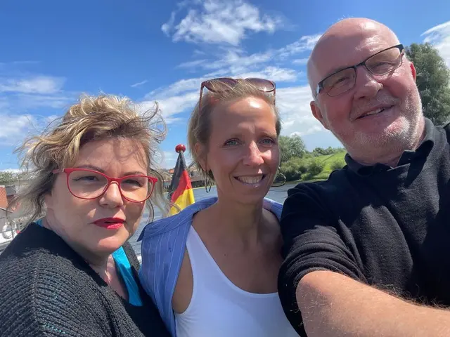 Grüße von Mitgliedern des OrtsratesMeckelfeld/Klein-Moor: Manuela Bunde (SPD,1. stv. Ortsbürgermeisterin), Christine Wienrich (FWG) und Peter Langenbeck (CDU, Ortsbürgermeister) | Foto: Langenbeck