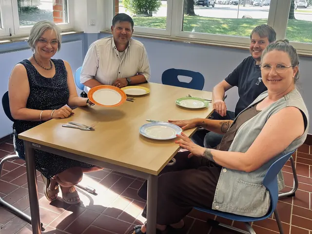 In der neuen Mensa (v. li.): Samtgemeinde-Bürgermeisterin Kathrin Bockey, Bauamtsleiter Benjamin Storbeck, Schulleiter Sören Odau und Inga Geering, Ganztagskoordinatorin an der Grundschule Marschacht | Foto: Samtgemeinde Elbmarsch
