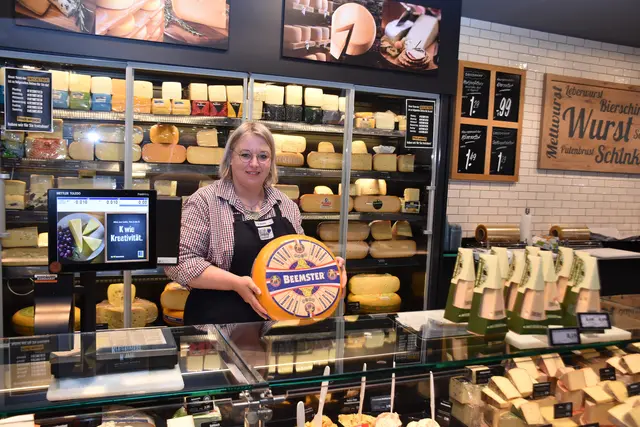 Diana Becker kennt sich mit den aromatischen Käsesorten aus und berät die Kunden gerne  | Foto: Axel-Holger Haase