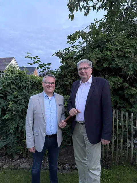 Uwe Schütt (re.) übergibt als Past-Präsident des Lions Clubs Das Alte Land den Staffelstab an den neuen Präsidenten Kai Schulz | Foto: Hubert
