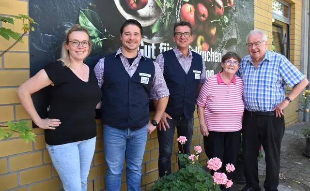 Laden zu Jubiläumstagen ein (v. li.): Tochter Catharina Subey mit ihrem Mann Miguel Sanchez, Oliver Michelsen (Neffe) sowie Hanne-Lore und Wilhelm Subey | Foto: Axel-Holger Haase