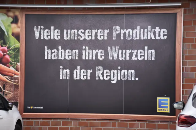 Die Plakate an den Edeka-Märkten deuten auf die regionale 
Herkunft zahlreicher landwirtschaftlicher Produkte hin | Foto: Axel-Holger Haase