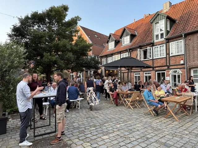Auch am Stavenort gibt es eine kleine Bühne, gutes Essen und Wein | Foto: pau