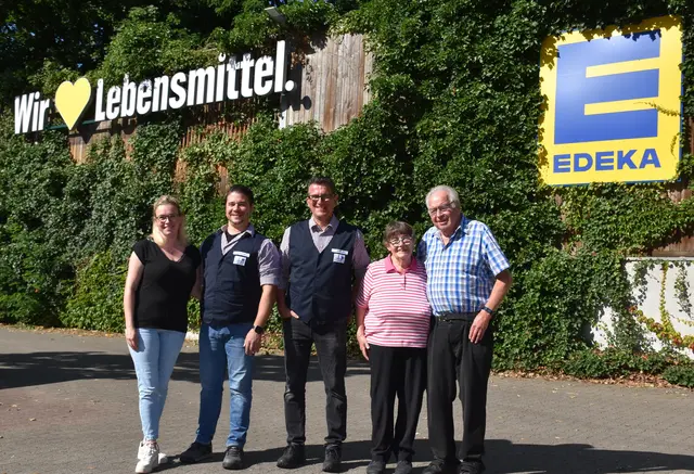 Eine Familie, die seit 50 Jahren für perfektes Einkaufen steht (v. li.): Tochter Catharina Subey mit ihrem Mann Miguel Sanchez, Oliver Michelsen (Neffe) sowie Hanne-Lore und Wilhelm Subey | Foto: Axel-Holger Haase