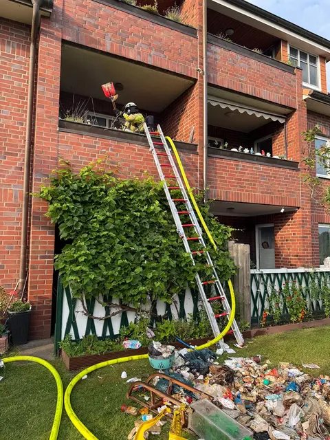 Der verkohlte Unrat vom Balkon wurde von der Feuerwehr auf den Rasen geworfen, um die Glutnester abzulöschen | Foto: Feuerwehr
