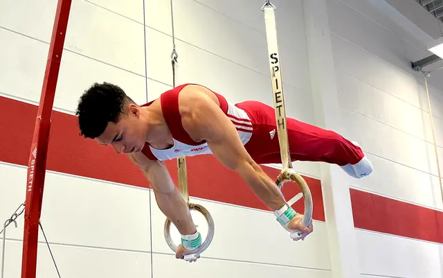 Pablo Broszio bei einer schwierigen Krafthalte an den Ringen  | Foto: TSV08