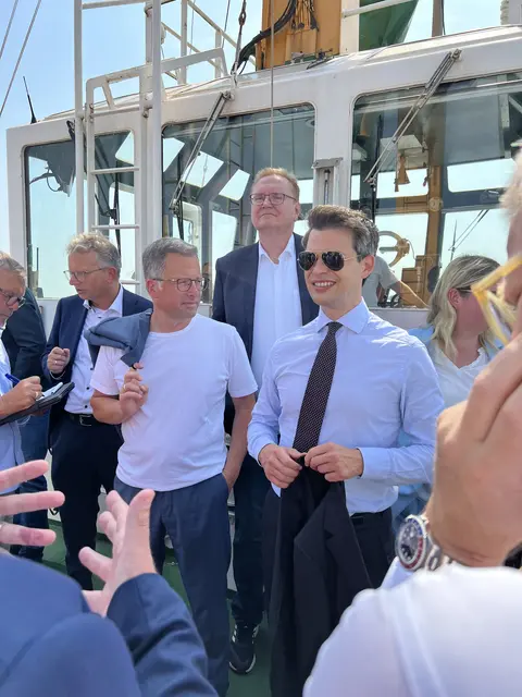 An Bord ließen sich Landrat Kai Seefried (vorne li.) und der maritime Koordinator der Bundesregierung, Christoph Ploß (vorne re.), über die geplanten Projekte informieren | Foto: Daniel Beneke/LK Stade