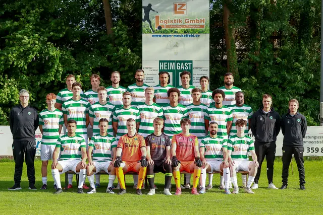 Das neu aufgestellte Team des TV Meckelfeld mit (hintere Reihe v. li.): Kristopher Kühn, Ferdinand Siegmund, David Willms, Dijar Kaval, Jan Fricke, Harald König, Komeil Kazemi, Kandal Kaval; (Mitte, v. li.): Walter Plambeck (TW-Trainer), Constantin Felleckner, Joel Vielela, Dominik Langerbein, Julian Sternberg, Christopher Pries, Luca Buhr, Kristijan Grgic, Francis Nwosu, Junior Moukoko, Jordi Pablo (Trainer), Patrick Pietsch (Co-Trainer); (vorne v. li.): Cagwar Kaval, Ian Schröder, Max Aue, Niclas Gottschling, Paul Buhs, Ahmad Alghalab, und Ruben Miedeck.
Zur Mannschaft gehören noch: Jassem Abdallah, Nils Antoni, und Rion Gashi (nicht auf dem Foto)

  | Foto: TVM
