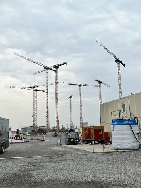 70 Meter hohe Kräne prägen derzeit das Bild der Baustelle für das landseitige LNG-Terminal | Foto: Daniel Beneke/LK Stade