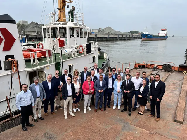 Die Teilnehmer der "Hafenrundfahrt" gingen im Stader Seehafen an Bord | Foto: Daniel Beneke/LK Stade