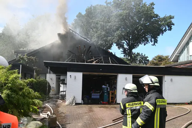 Das Haus im Tannenweg brannte - vermutlich wegen Arbeiten an der Dachpappe | Foto: Feuerwehr Landkreis Harburg/ Wille