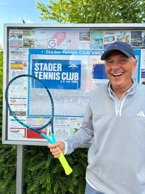 Stades Kapitän Peter Meyer stellt sich für seine Mitspieler dem Fotografen zur Verfügung.