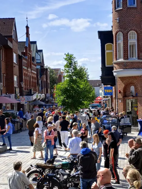 Blick vom Rathaus in die Rathausstraße Richtung Bahnhofsstraße. Voller Menschen. | Foto: rüdiger Störtebecker