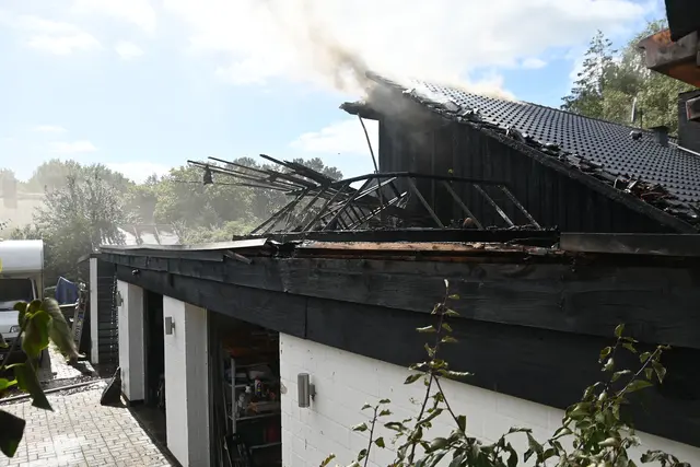 Verkohlte Dachbalken: Die Nachlöscharbeiten dauerten bis in die Abendstunden | Foto: Feuerwehr Landkreis Harburg/ Wille