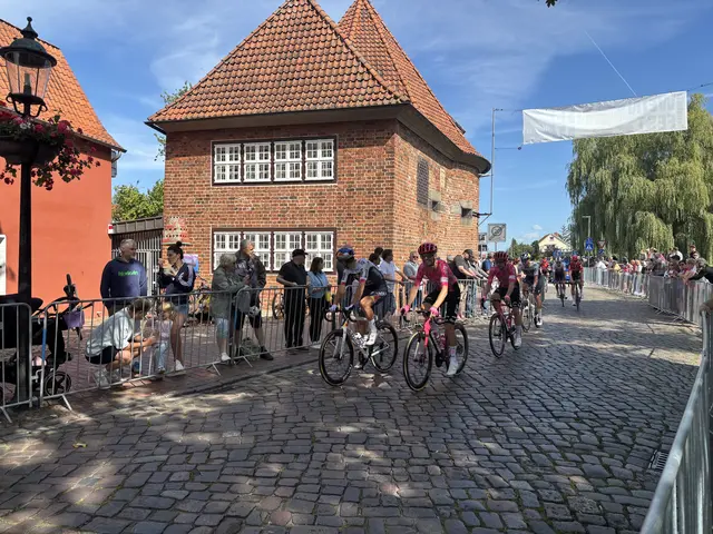 Vor dem Start fuhren sich die Profis in der Stadt ein | Foto: pau