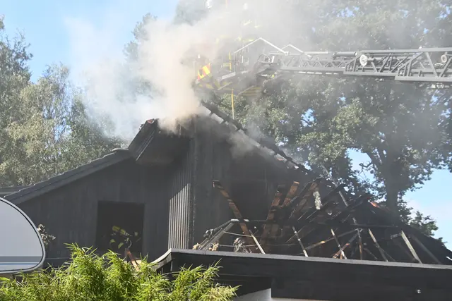 Dichter Qualm dringt aus dem Gebälk: Die Feuerwehrleute mussten unter Atemschutz arbeiten | Foto: Feuerwehr Landkreis Harburg/ Wille