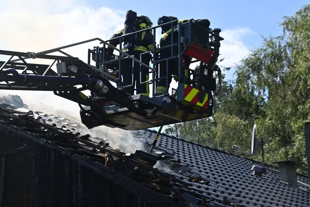 Rund 120 Feuerwehrleute bekämpften das Großfeuer - unter anderem war die Drehlaiter aus Buchholz vor Ort | Foto: Feuerwehr Landkreis Harburg/ Wille