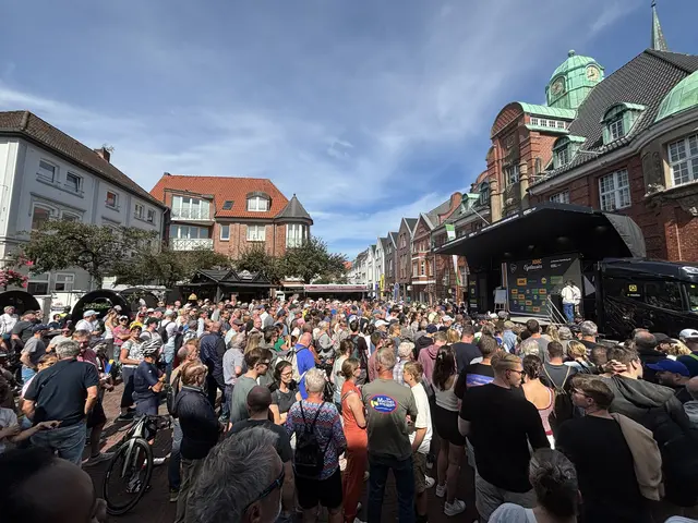 Jede Menge Radfans versammelten sich zur Vorstellung der Fahrer iam Rathausplatz | Foto: pau