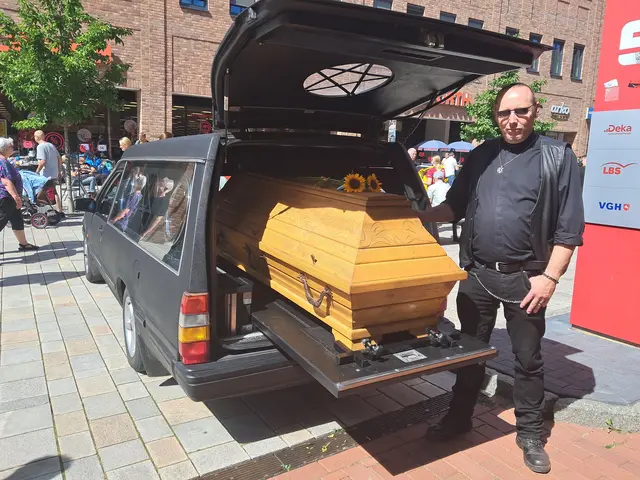 Andreas Lundahl hat sich einen alten Leichenwagen zugelegt | Foto: Anika Werner