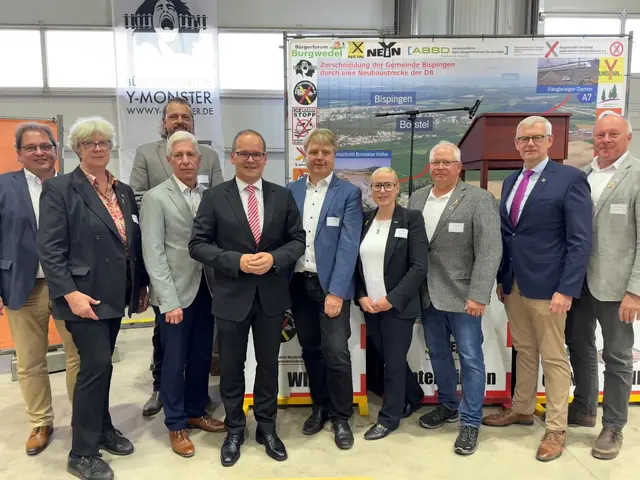 Gemeinsam gegen den Trassen-Neubau (v.l.): Axel Flader (Landrat Celle), Emily Weede (Bürgermeisteriin Seevetal), Christoph Renken (BI UnsYnn), Rainer Rempe (Landrat Kreis Harburg), Grant Hendrik Tonne, Peter Dörsam, Nadja Weippert (Landtagsabgeordnete, Grüne), Stephan Müller (BI UnsYnn), Heiko Blume (Landrat Uelzen), Jens Bülthuis (Bürgermeister Bispingen) | Foto: Beirat Alpha E