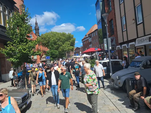 Auch dank des Wetters schlenderten viele Menschen durch die Winsener Innenstadt | Foto: Anika Werner