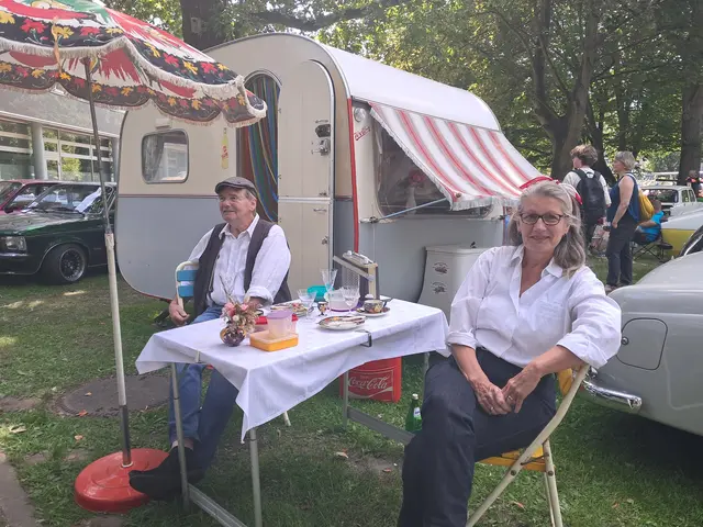 Jürgen und Angela Behrmann vor ihrem Oldtimer-Zug mit Wagen und Campinganhänger | Foto: Anika Werner