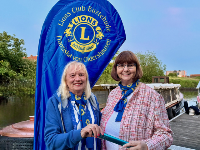 Claudia Hüsgen (rechts) übernimmt den Staffelstab von Gudrun Stephan  | Foto: Lions Club Buxtehude Franziska von Oldershausen