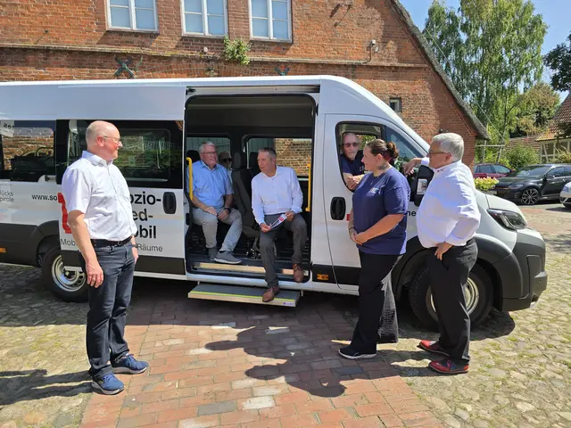Detlef Stülten (v. li.), Ansprechpartner beim DRK, gibt Bürgermeistern Matthias Riel und Samtgemeinde-BürgermeisterTimo Gerke Einblicke zum Sozio-Med-Mobil. Unterstützt wird er dabei von den Fahrern Lutz Benold und Stefanie Groß sowie Michael Roesberg, Präsident DRK-Kreisverband Stade | Foto: DRK