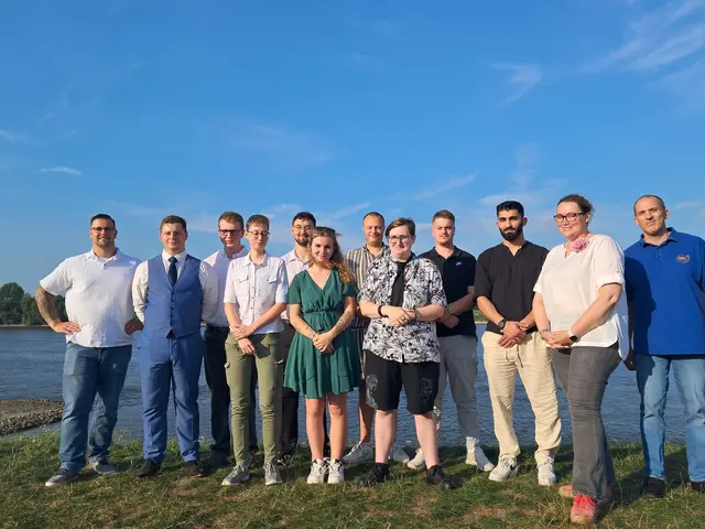 Obermeister Maik Wentzien (li.) sprach die Maler und Lackierer Gesellen frei. Berufsschullehrer Birgit und Stefan Kahrmann (re.) gratulierten ihren Schülern zum erfolgreichen Abschluss | Foto: aw
