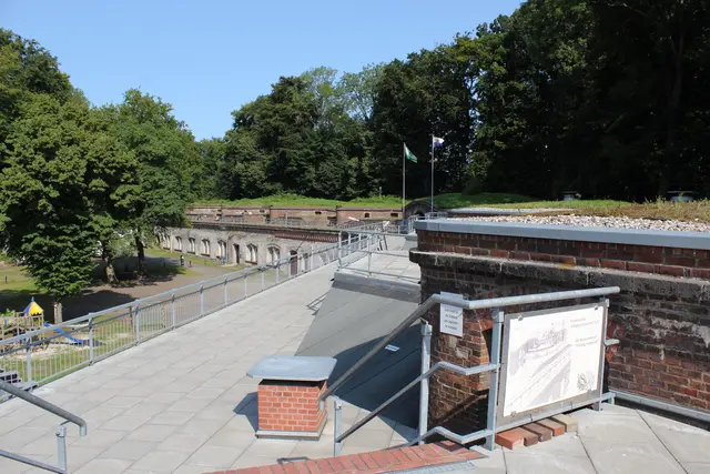 Einmalig: die Dachterrasse auf dem Festungsgebäude | Foto: sb