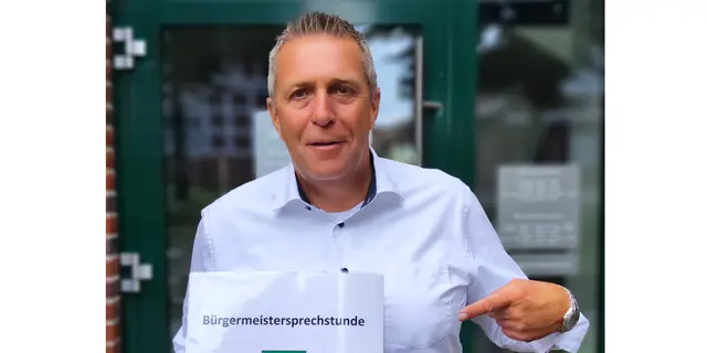 Der Bürgermeister der Samtgemeinde Lühe, Timo Gerke, sucht das Gespräch mit den Bürgern | Foto: SG Lühe
