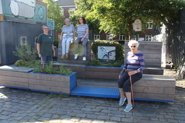 Geschafft: Wencke Delekat (v.li.), Gerda, Christine Boge und Hildegard am Ankerplatz | Foto: sb