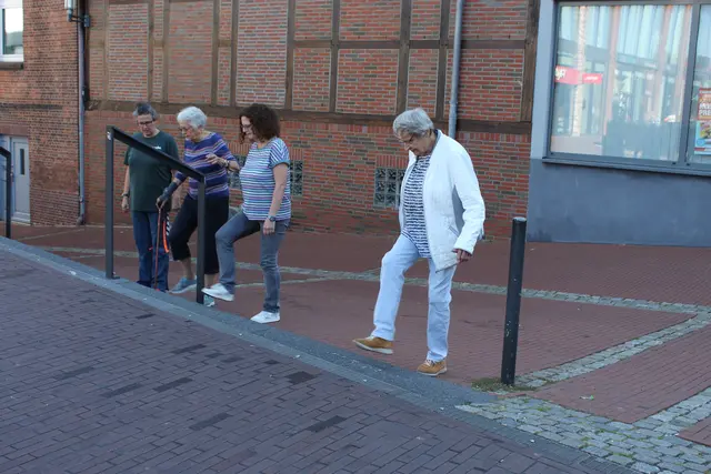 Treppenstufen als Fitnessgerät: Auftippen mit der Fußspitze | Foto: sb